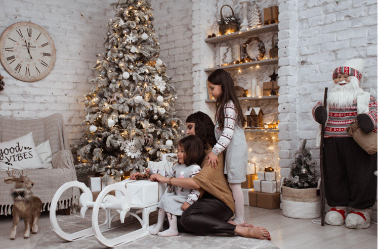 Celebrate Christmas in Alaska with a Festive Tree Skirt