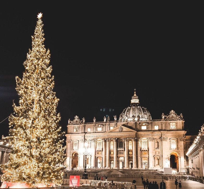 The Perfect Christmas Tree Skirt for Your Summertime